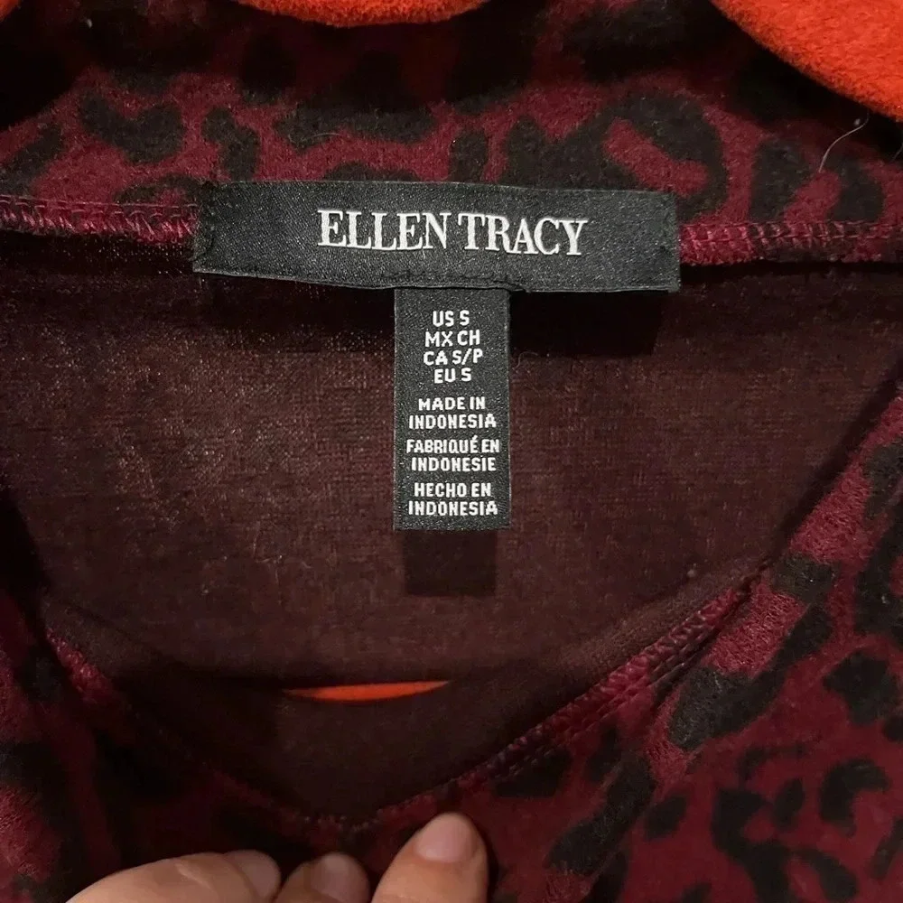 Sweater​ - Picture 2 of 4